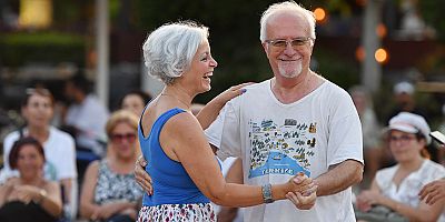 Konyaaltı'nda her Pazar sokakta dans var