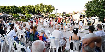 Konyaaltı'nda sokakta dans var