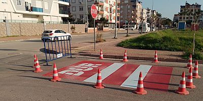 Konyaaltı'nda yol ve okul çizgisi yenileniyor