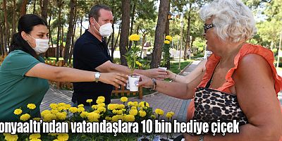 Konyaaltı’ndan vatandaşlara 10 bin hediye çiçek
