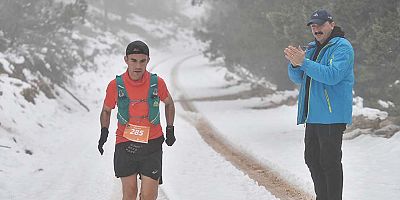 Konyaaltı'nı maviden beyaza koşarak keşfettiler