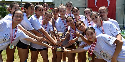 Konyaaltı'nın 'yıldızları' namağlup şampiyon