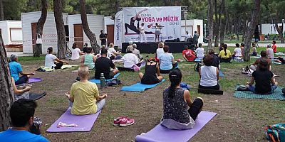 Konyaaltılılar keman dinletisi eşliğinde yoga yaptı
