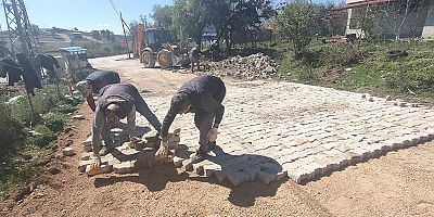 Korkuteli Belediyesi Yeşilyayla Mahallesi’nde Taş Döşeme Çalışmalarına Başladı