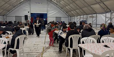 Korkuteli'de Ramazan bereketi Şehitler Parkı'nda paylaşılıyor