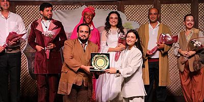 Korkuteli’de Tiyatro Coşkusu: “Akide Şekeri” Tiyatroseverlerle Buluştu