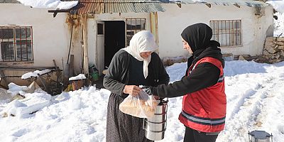 Korkuteli’de Vatandaşlara Sıcak Yemek Desteği