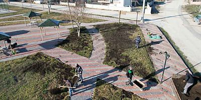 Korkuteli'nde Park ve Bahçelerde Bakım Çalışmaları Hız Kesmeden Devam Ediyor