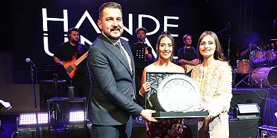 Korkuteli'nde Zafer Bayramı Hande Ünsal konseri ile kutlandı