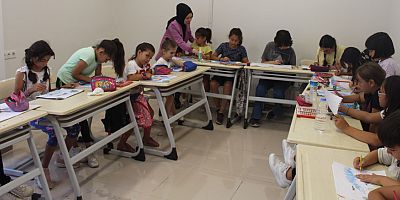 Korkutelili çocukların renkli tatili