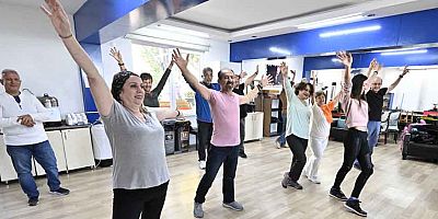 Koşa koşa dansa geliyorlar