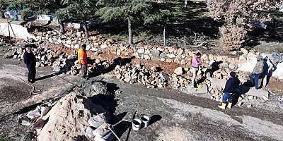 Kozluca’da yıkılan mezarlık duvarı yeniden yapıldı