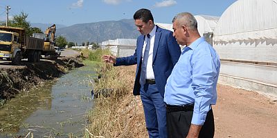 Kumluca Belediyesi dere temizliklerine devam ediyor