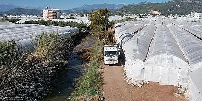Kumluca Belediyesi dere ve kanallarda temizlik çalışmalarına devam ediyor
