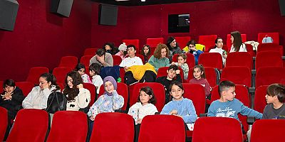 Kumluca Belediyesi'nden takdir alan öğrencilere ücretsiz sinema bileti