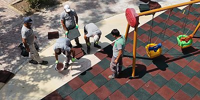 Kumluca Belediyesi parklarda kauçuk zemin kaplama çalışmalarına devam ediyor