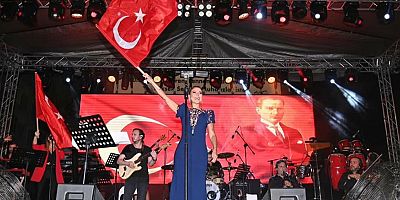 Kumluca'da Cumhuriyet'in 100. yılı Gülben Ergen konseriyle kutlandı
