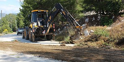 Kumluca’da Erentepe grup yolunda asfalt öncesi hazırlık