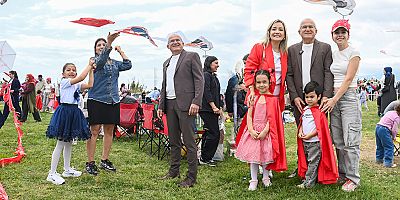 Kumluca'da gökyüzü uçurtmalarla süslendi