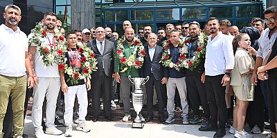 Kumluca güreşçilerini karşıladı