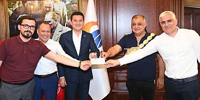 Kumluca Yağlı Pehlivan Güreşleri'nin 4. kez ağası Niyazi Çiftçi'ye Altın Kemer