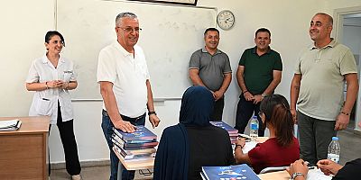 Kurs öğrencilerine ücretsiz kitapları dağıtıldı
