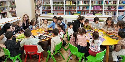 Kütüphane çocuklarla güzel