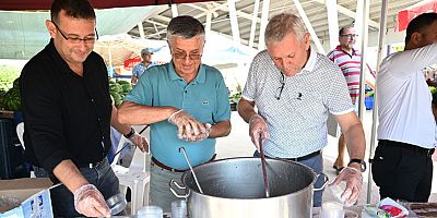 Kuzdere pazar yerinde vatandaşlara aşure ikramı