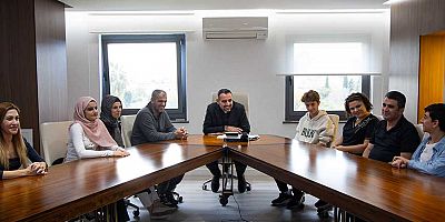 LGS ve YKS'de başarı elde eden öğrencilerden Başkan Vekili Çiçek'e ziyaret