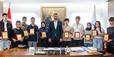 LGS ve YKS'de başarı elde eden öğrencilerden Başkan Vekili Çiçek'e ziyaretler devam ediyor