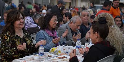 Mahalleliler aynı sofrada buluştu