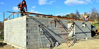 Manavgat Belediyesi 430 ahır yaparak yangınzedelere teslim etti