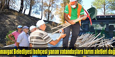 Manavgat Belediyesi bahçesi yanan vatandaşlara tarım aletleri dağıttı