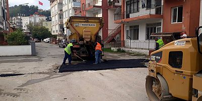 Manavgat Belediyesi bozulan yolları onarıyor
