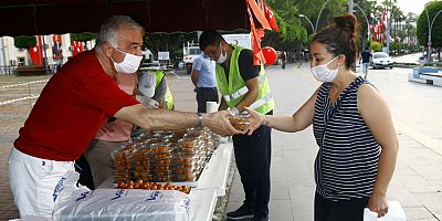 Manavgat Belediyesi Kadir Gecesi'nde lokma dağıttı