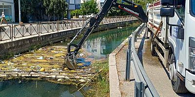 Manavgat Belediyesi kanal temizliği çalışmalarına devam ediyor