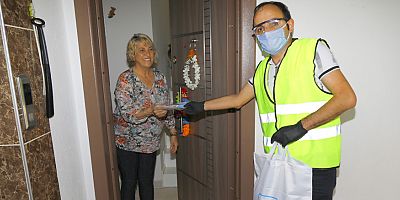 Manavgat Belediyesi maskeleri evlere ulaştırıyor