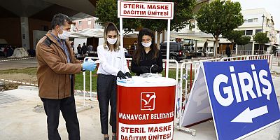 Manavgat Belediyesi maskeleri hem üretiyor hem dağıtıyor