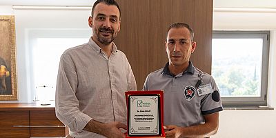 Manavgat Belediyesi'nden kahraman güvenlik görevlisine plaket