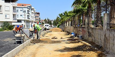 Manavgat Belediyesi'nden yol düzenleme ve kaldırım atağı