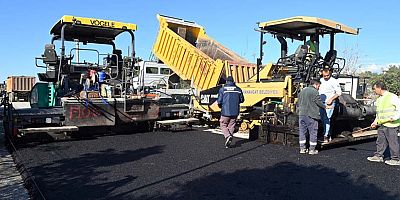 Manavgat Belediyesi sıcak asfalt çalışmalarını sürdürüyor