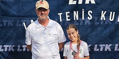 Manavgat Belediyesi Tenis Kulübü soprcularından Antalya'oa derece