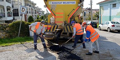 Manavgat Belediyesi yolları düzeltmeye devam ediyor