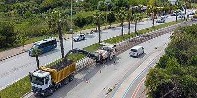 Manavgat Belediyesi'nden Side-Evrenseki Turizm Caddesi'nde asfalt yenileme çalışması