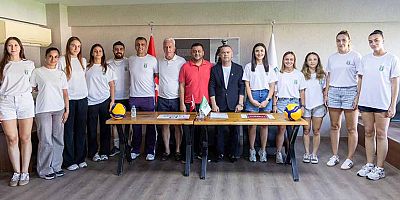 Manavgat Belediyespor Kadın Voleybol Takımı'nda yeni sezon için imzalar atıldı