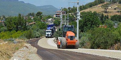 Manavgat Güzelyalı grup yolunda asfalt çalışması