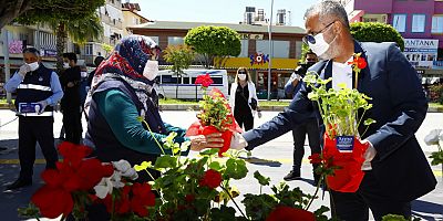 Manavgat'ta annelere sosyal mesafeli çiçek dağıtımı