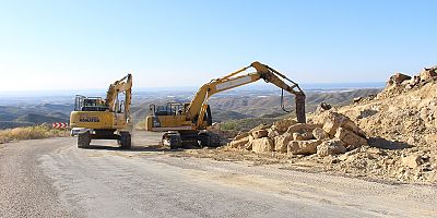 Manavgat’ta bozulan yollar onarılıyor