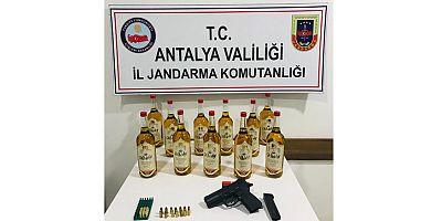 Manavgat'ta tabanca ve kaçak viski ele geçirildi