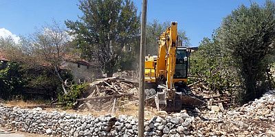 Manavgat'ta yıkım ve hafriyat çalışmaları devam ediyor